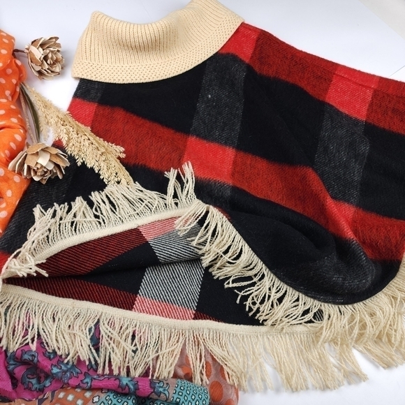 Wool Blend Red Black Plaid Poncho Onesize - Picture 3 of 7